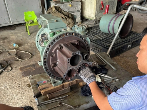 Thay bạc đạn chiller trục vít
